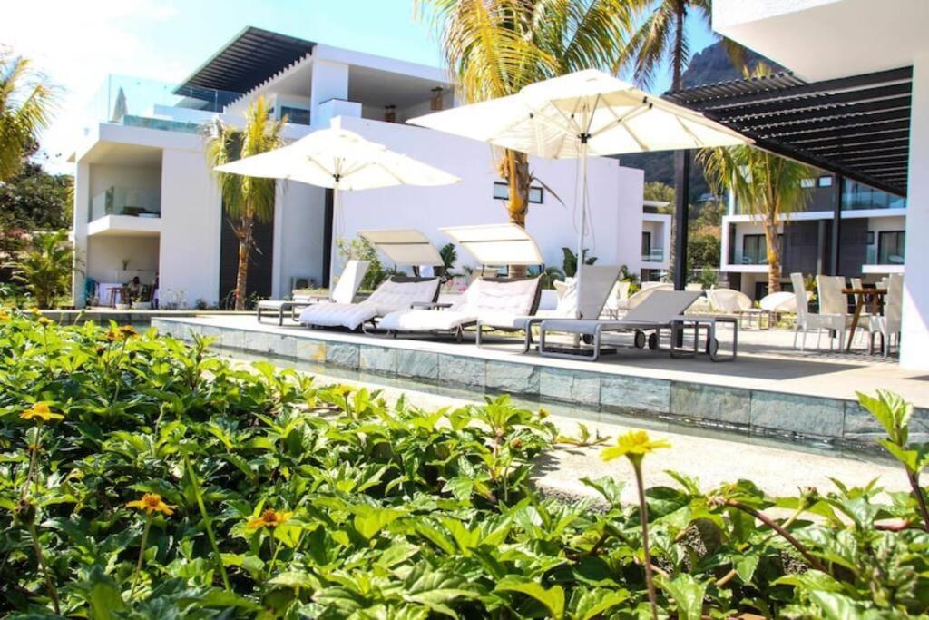 Latitude Luxury Seafront Suite Rivière Noire エクステリア 写真